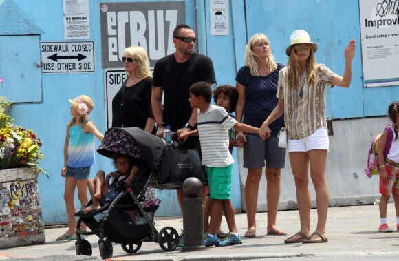 Heidi Klum, son compagnon Martin Kirsten, les enfants du mannequin, Leni, Henry, Johan et Lou ainsi et sa mère Erna se promènent à New York, le 24 juin 2013.