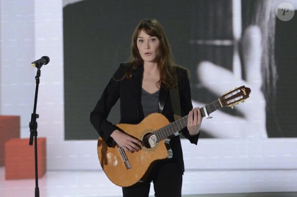 Carla Bruni lors de l'enregistrement de l'émission Vivement Dimanche à Paris, le 17 avril 2013, et qui a été diffusée le 21 avril 2013. Elle y faisait la promotion de Little French Songs.