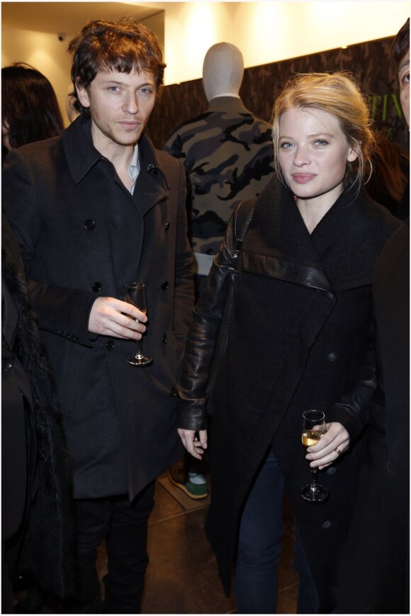 Le chanteur Raphaël et Mélanie Thierry à Paris le 16 janvier 2013 lors du cocktail de présentation de la collection "Camouflage" de Valentino