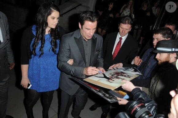John Travolta et sa fille Ella à la sortie de l'hôtel Corinthia après l'after-party de Killing Season à Londres le 26 juin 2013.