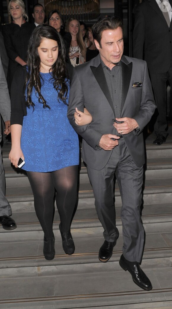 John Travolta et Ella Bleu à la sortie de l'hôtel Corinthia après l'after-party de Killing Season à Londres le 26 juin 2013.