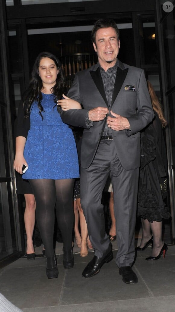 John Travolta et sa fille de 13 ans Ella Bleu devant l'hôtel Corinthia après l'after-party de Killing Season à Londres le 26 juin 2013.