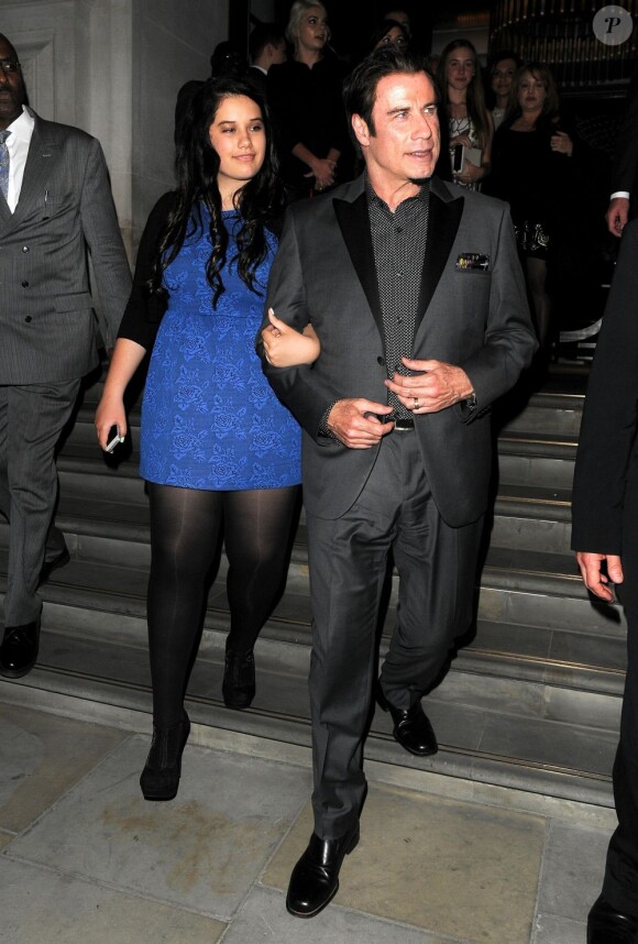 John Travolta et sa fille Ella sortent de l'hôtel Corinthia après l'after-party de Killing Season à Londres le 26 juin 2013.
