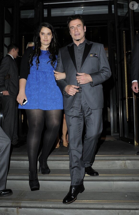 John Travolta accompagné d'Ella Bleu à la sortie de l'hôtel Corinthia après l'after-party de Killing Season à Londres le 26 juin 2013.