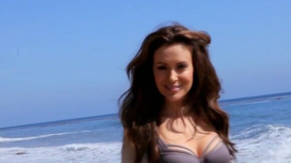 Alyssa Milano superbe sur la plage - dans le making of de sa séance photo pour Maxim dont elle fait la couverture