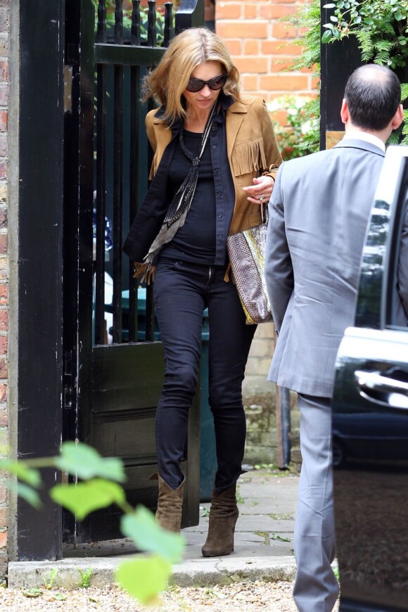 Exclusif - Kate Moss, ultra chic à la sortie de son domicile, porte une petite veste à franges Saint Laurent, un sac Balenciaga et des bottines Azzedine Alaïa. Le 26 juin 2013.