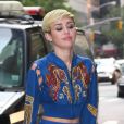 Miley Cyrus, surprise à New York en plein marathon promo pour son nouveau single, porte une veste à broderies dorées et une jupe Emilio Pucci issues de la collection printemps-été 2013 et des chaussures Céline. Le 27 juin 2013.