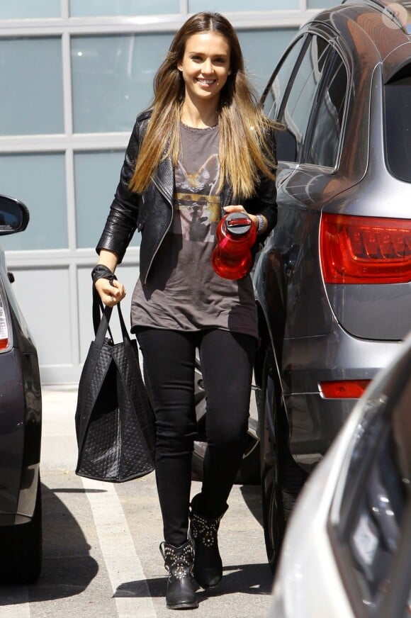 Jessica Alba, souriante à son arrivée à son bureau, porte un perfecto Rebecca Minkoff, un jean noir et des bottines Isabel Marant. Santa Monica, le 27 juin 2013.