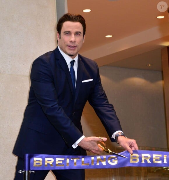 John Travolta célèbre l'ouverture de la nouvelle boutique Breitling située au 130 New Bond Street à Londres. Le 27 juin 2013.