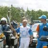 Alain Mimoun porte la flamme olympique à Paris le 25 juin 2004