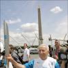 Alain Mimoun porte la flamme olympique place de la Concorde le 25 juin 2004 avant les JO d'Athènes