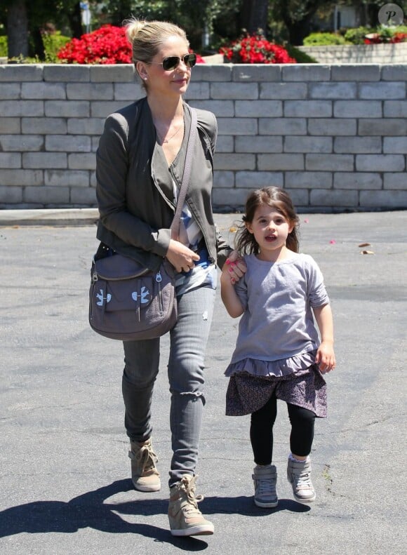 Exclusif - Sarah Michelle Gellar emmène sa fille Charlotte à son cours de gym à Los Angeles, le 17 avril 2013.