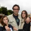 Anthony Delon et ses filles Lou et Liv lors de l'inauguration de la fête foraine des Tuileries à Paris le 28 juin 2013