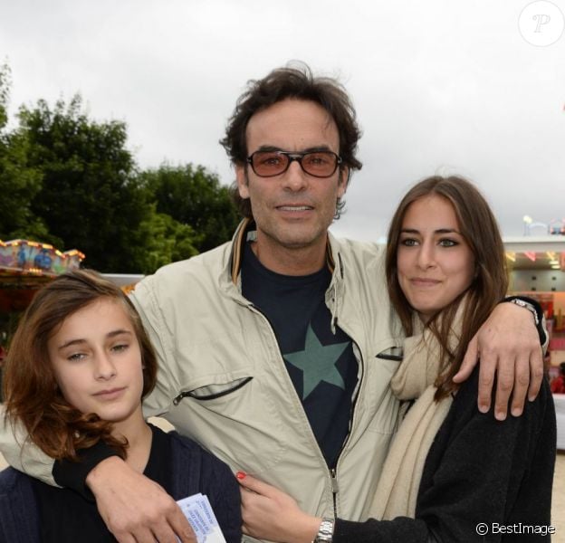 Anthony Delon et ses filles Lou et Liv lors de l'inauguration de la fête foraine des Tuileries à Paris le 28 juin 2013