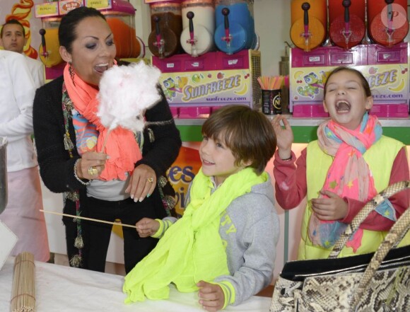 Hermine de Clermont-Tonnerre et ses enfants lors de l'inauguration de la fête foraine des Tuileries à Paris le 28 juin 2013