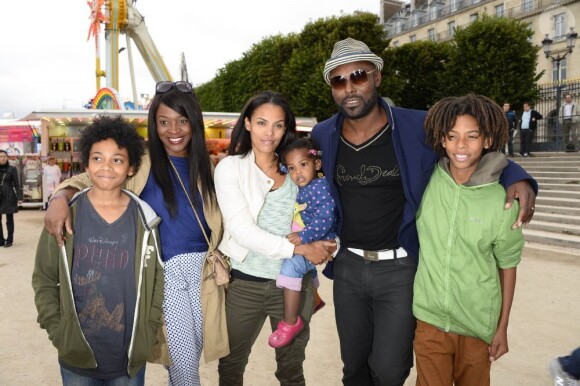 Jimmy Jean-Louis, sa femme Evelyn et leurs enfants Thevi et Kery Rose et des amis lors de l'inauguration de la fête foraine des Tuileries à Paris le 28 juin 2013