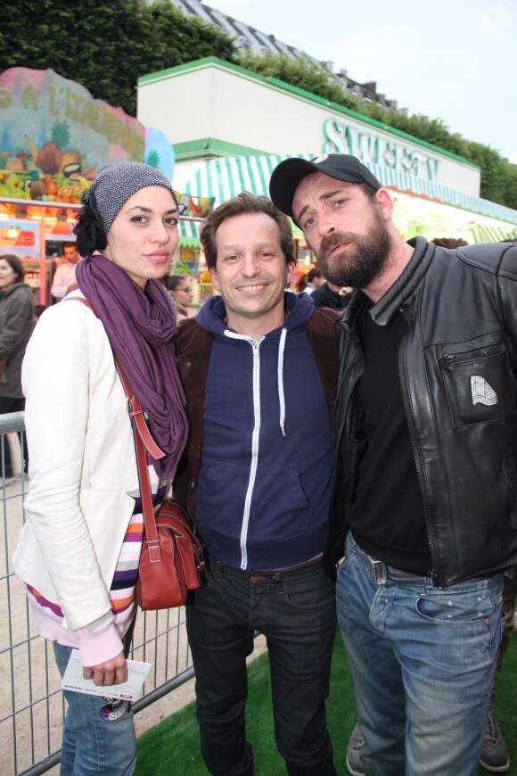 Mischa Aznavour et des amis lors de l'inauguration de la fête foraine des Tuileries à Paris le 28 juin 2013