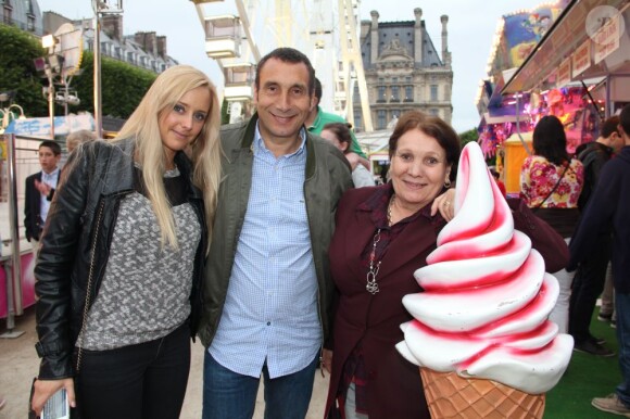 Zinedine Soualem avec sa mère et une amie lors de l'inauguration de la fête foraine des Tuileries à Paris le 28 juin 2013