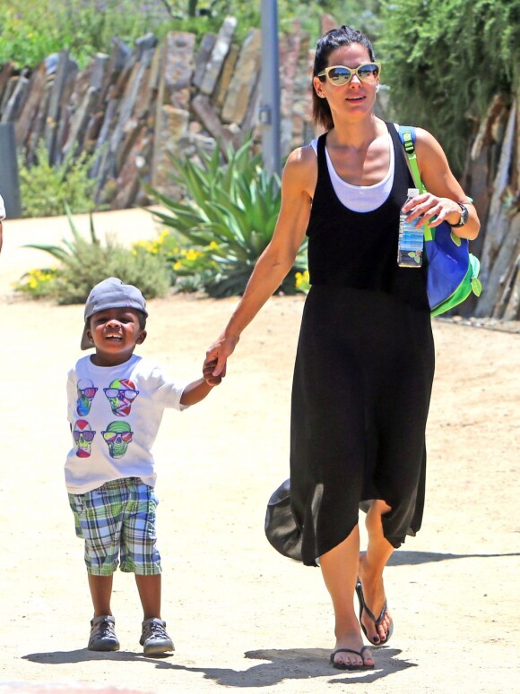 Exclusif - Sandra Bullock emmène son fils Louis au musée d'histoire naturelle à Los Angeles, le 28 juin 2013.