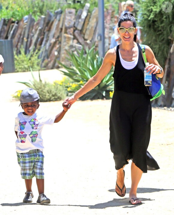 Exclusif - Sandra Bullock et son fils Louis filent au musée d'histoire naturelle à Los Angeles, le 28 juin 2013.