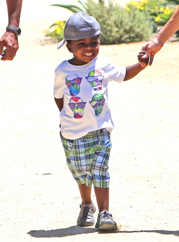 Exclusif - L'adorable fils de Sandra Bullock, Louis, en visite au musée d'histoire naturelle à Los Angeles, le 28 juin 2013.