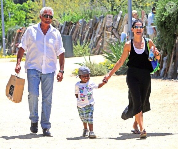 Exclusif - Sandra Bullock emmène son fils de 3 ans Louis au musée d'histoire naturelle à Los Angeles, le 28 juin 2013.