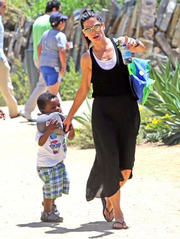 Exclusif - Sandra Bullock détendue avec son fils Louis au musée d'histoire naturelle à Los Angeles, le 28 juin 2013.