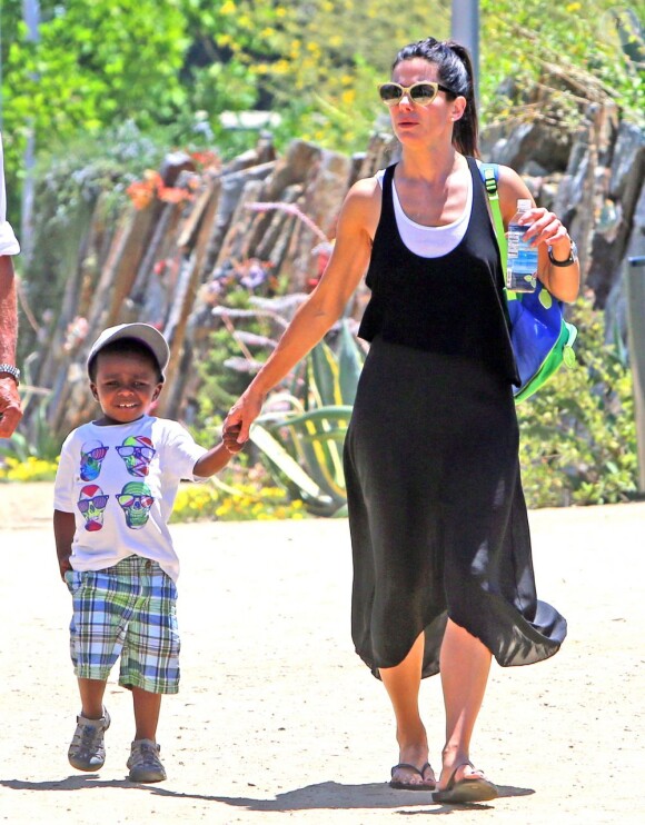 Exclusif - Sandra Bullock avec Louis pour aller au musée d'histoire naturelle à Los Angeles, le 28 juin 2013.