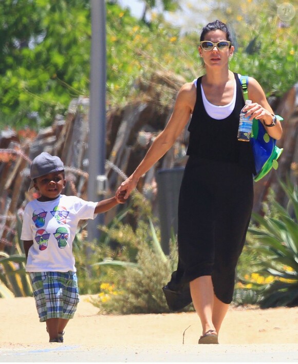 Exclusif - Sandra Bullock avec son fils Louis à Los Angeles, le 28 juin 2013.