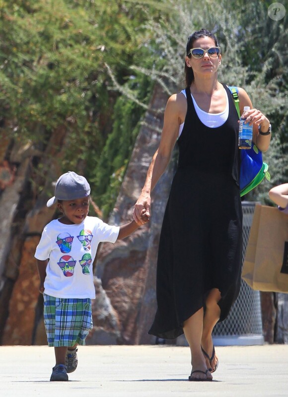 Exclusif - Sandra Bullock ave son fils Louis à Los Angeles, le 28 juin 2013.