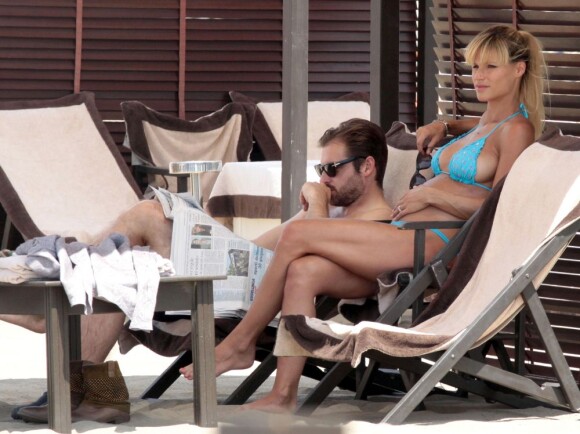 Michelle Hunzike en vacances avec son fiancé Tomaso Trussardi à Forte dei Marmi en Italie, le 29 juin 2013.