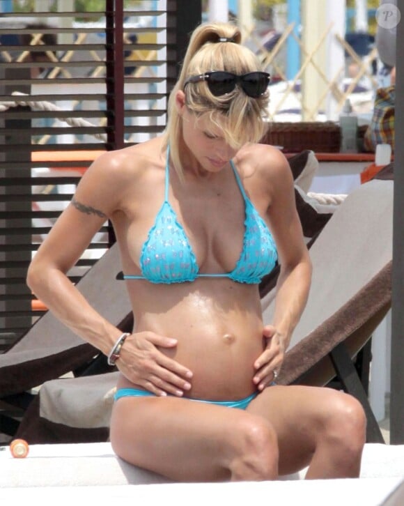 Michelle Hunziker s'arrondit. Elle dévoile son baby-bump dans un petit bikini lors de ses vacances avec son fiancé Tomaso Trussardi à Forte dei Marmi en Italie, le 29 juin 2013.