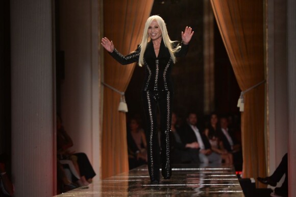 Donatella Versace à l'issue du défilé Atelier Versace automne-hiver 2013-2014. Paris, le 30 juin 2013.