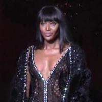 Fashion Week : Naomi Campbell, sexy devant Uma Thurman au défilé Versace