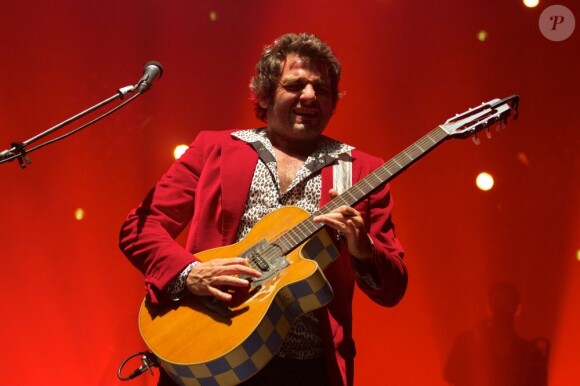 M, aka Matthieu Chedid, organise une Mojo Party avec ses invités à Solidays, le 28 juin 2013.