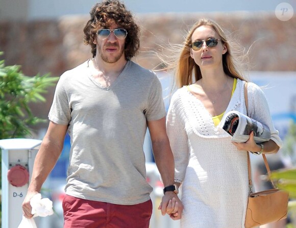 Carles Puyol et sa belle Vanesa Lorenzo lors de leurs vacances le 30 juin 2013 à Ibiza