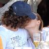 Carles Puyol et sa compagne Vanesa Lorenzo, tendres et amoureux lors de leurs vacances le 30 juin 2013 à Ibiza