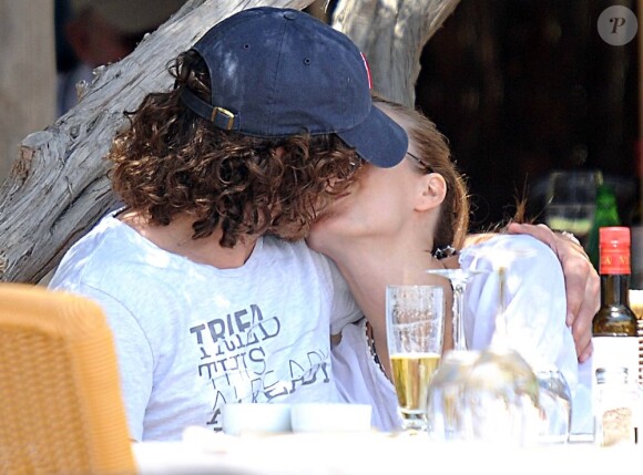 Carles Puyol et sa compagne Vanesa Lorenzo, tendres et amoureux lors de leurs vacances le 30 juin 2013 à Ibiza