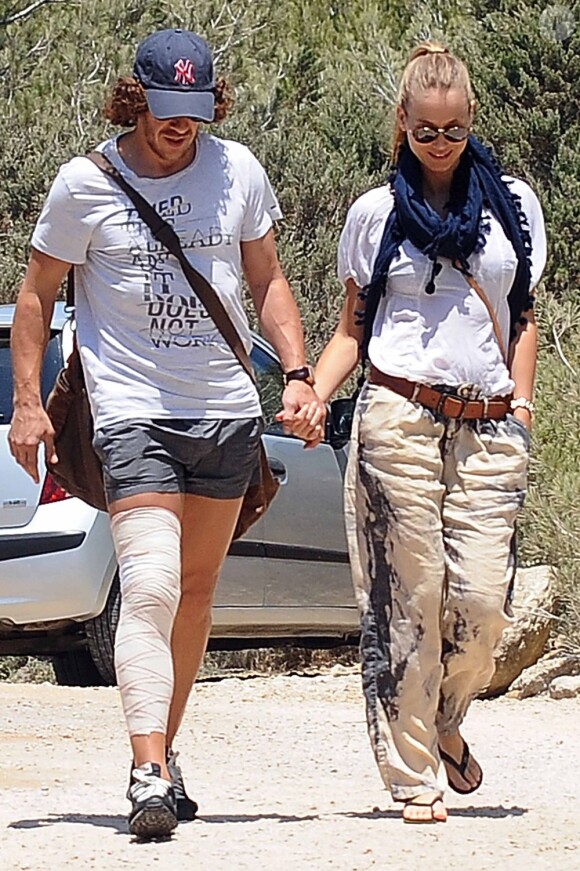 Carles Puyol et sa compagne Vanesa Lorenzo lors de leurs vacances amoureuses le 30 juin 2013 à Ibiza