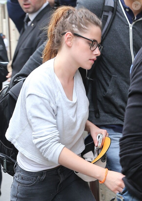 Kristen Stewart arrive à son hôtel à Paris, le 1er juillet 2013.