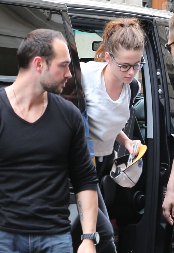 L'actrice Kristen Stewart arrive à son hôtel à Paris, le 1er juillet 2013.