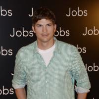 Ashton Kutcher à Paris : Sans Mila Kunis mais décontracté pour défendre Jobs
