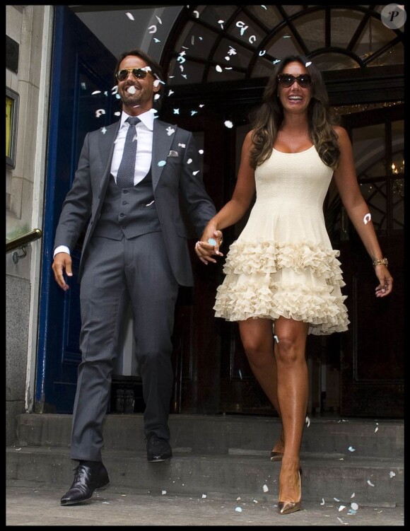 Tamara Ecclestone et son mari Jay Rutland quitte le Kensington and Chelsea Registry office de Londres le 1er juillet 2013 après s'être officiellement mariés