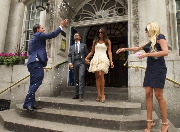 Tamara Ecclestone et son mari Jay Rutland quitte le Kensington and Chelsea Registry office de Londres le 1er juillet 2013 sous les confettis lancés par Petra Ecclestone et son époux James Stunt