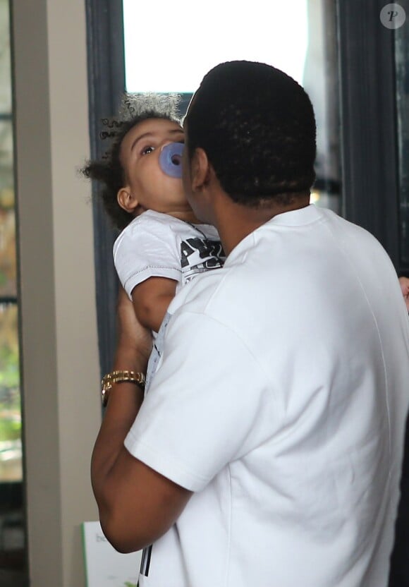 Jay Z, un papa poule avec sa fille Blue Ivy. Paris, le 25 avril 2013.
