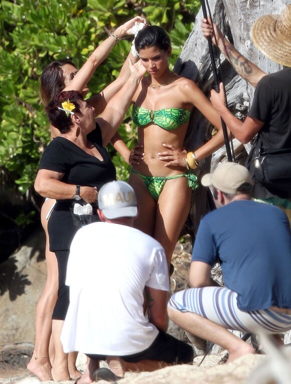 Exclusif - Le mannequin brésilien Raica Oliveira sur un shooting pour "Victoria's Secret" à Hawaii, le 28 juin 2013.