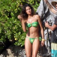 Raica Oliveira : Naïade sexy, la bombe brésilienne fait le show à Hawaï