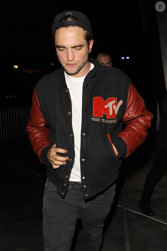 Robert Pattinson se rendant au concert de Beyonce au Staples Center à Los Angeles le 1er juillet 2013