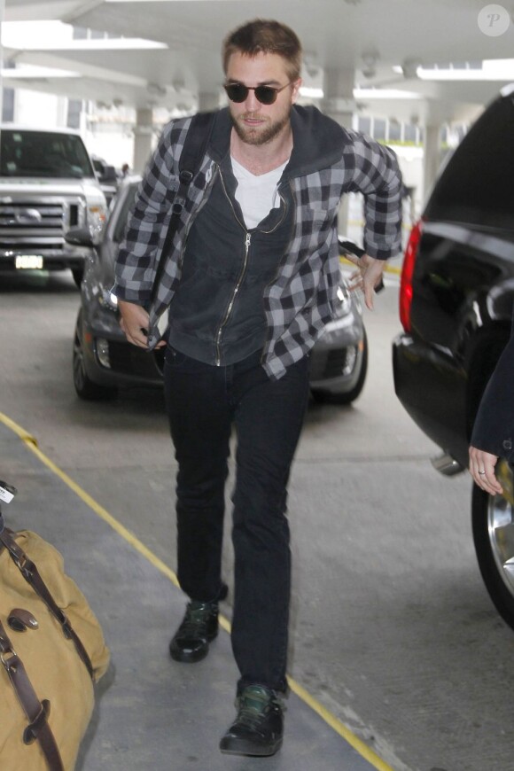 Robert Pattinson quittant son hôtel pour aller à l'aéroport à New York le 23 avril 2013