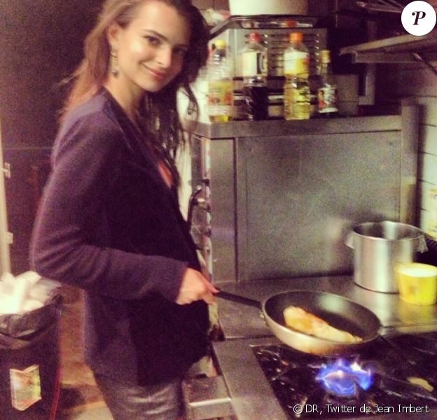 Jean Imbert a posté une photo d'Emily Ratajkowski à L'Acajou, son restaurant : "76 millions de vue sur Youtube et poêler un poulet a l'acajou.. Classe!"